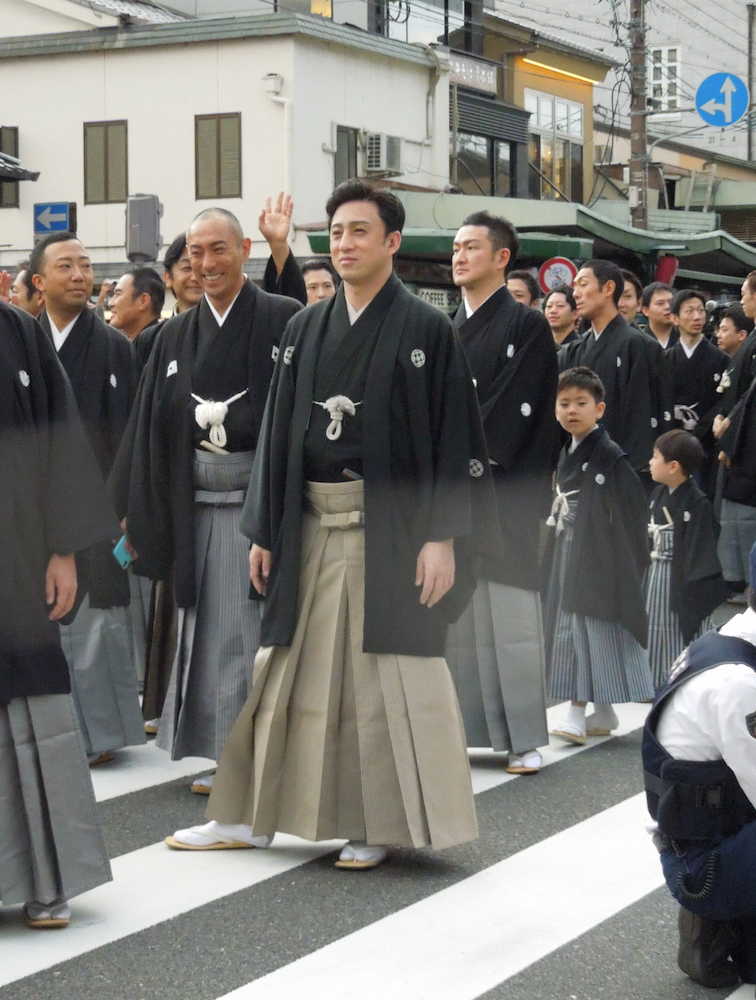 京都のメイン通り、四条通を練り歩く（左から）市川猿之助松、市川海老蔵、松本幸四郎、中村獅童ら