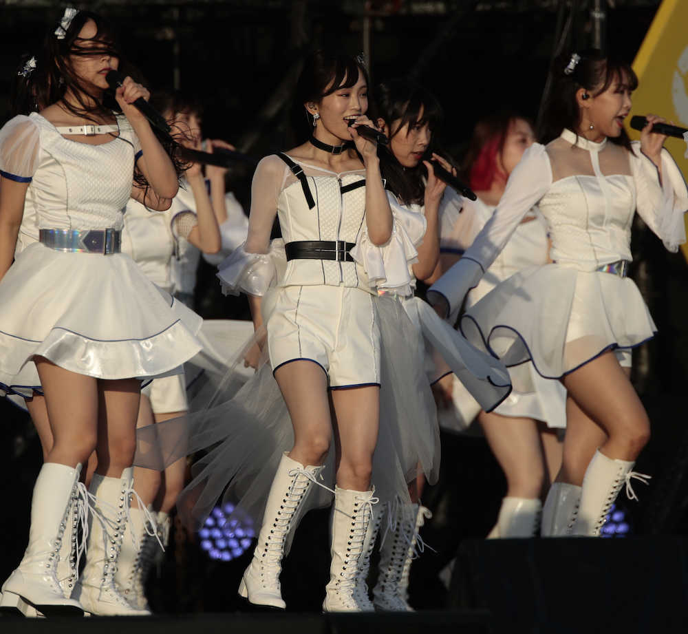 【画像・写真】山本彩　卒業コンサートで目ウルウル…渡辺美優紀と２トップ復活　３万人ファンに感謝