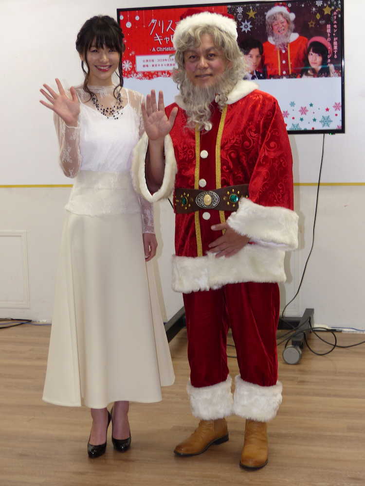 サンタの格好で登場した主演の堀江貴文氏 右 とヒロインの長谷川かすみ スポニチ Sponichi Annex 芸能