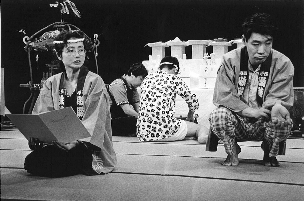 ８３年、東京乾電池の舞台で夫の柄本明と共演した角替和枝さん