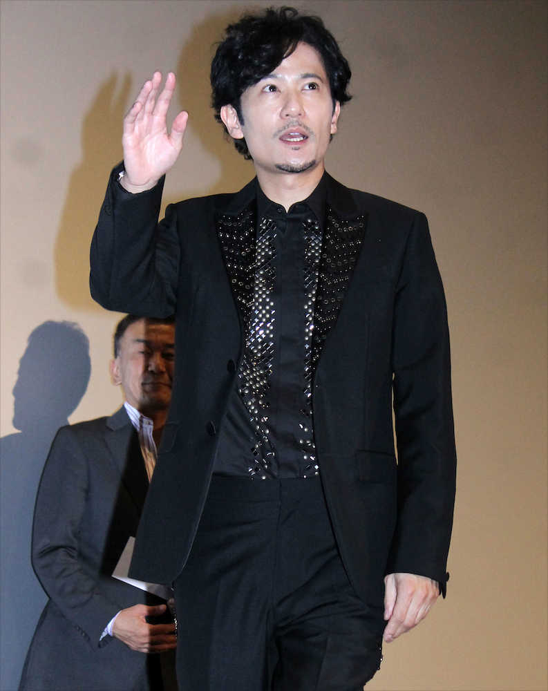 主演映画「半世界」のプレミア上映で、ファンの声援に手を振って応える稲垣吾郎