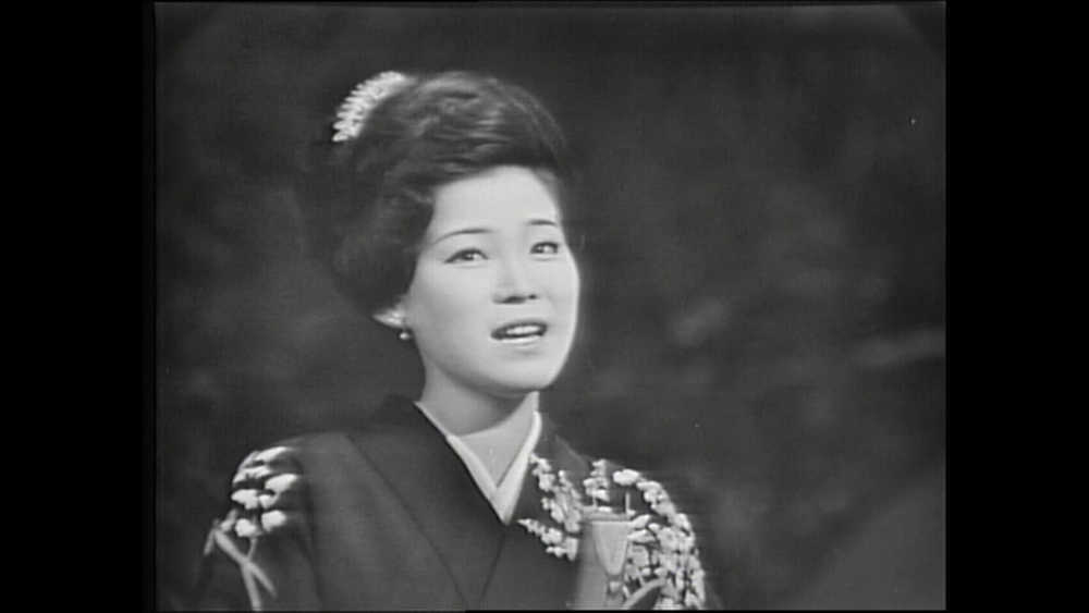 １９６３年、第１４回紅白歌合戦で「武蔵野エレジー」を歌う島倉千代子さん