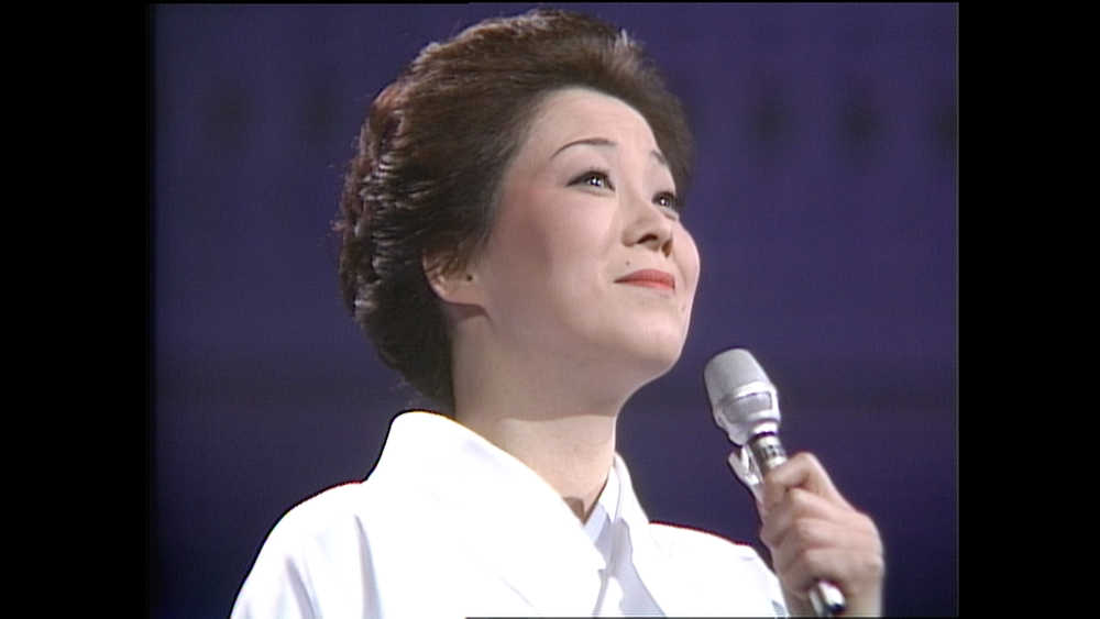 １９８０年、第３１回紅白歌合戦で「女がひとり」を歌う島倉千代子さん