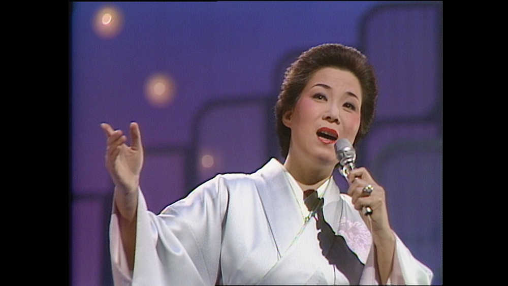 １９７８年、第２９回紅白歌合戦で「りんどう峠」を歌う島倉千代子さん