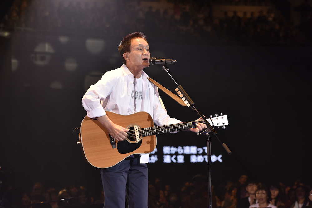 横浜アリーナのステージで歌う小田和正