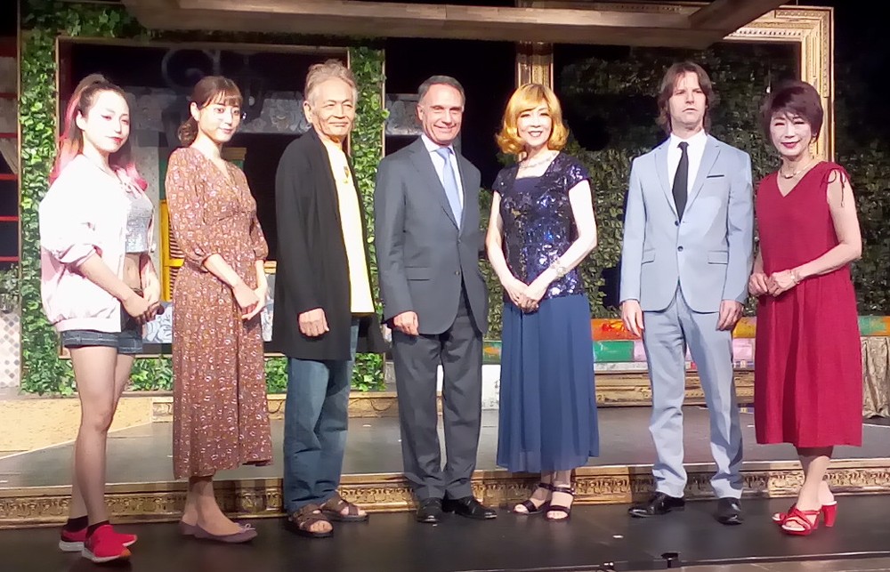 ミュージカル「南十字星へのプレリュード」の初日公演を行った冴木杏奈（右から３人目）
