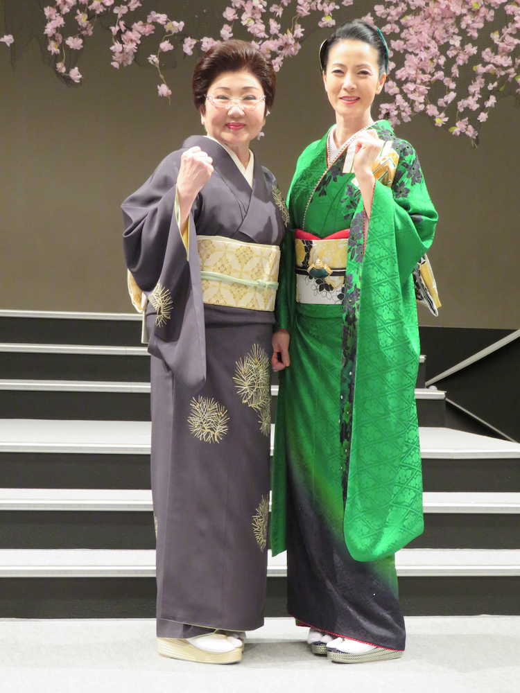 １０年ぶりの舞台出演に「楽しかった」と上機嫌の泉ピン子（左）と坂本冬美