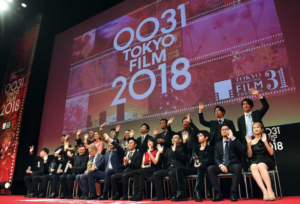 第３１回東京国際映画祭の授賞式で記念写真に納まる受賞者ら＝２日午後、東京都港区