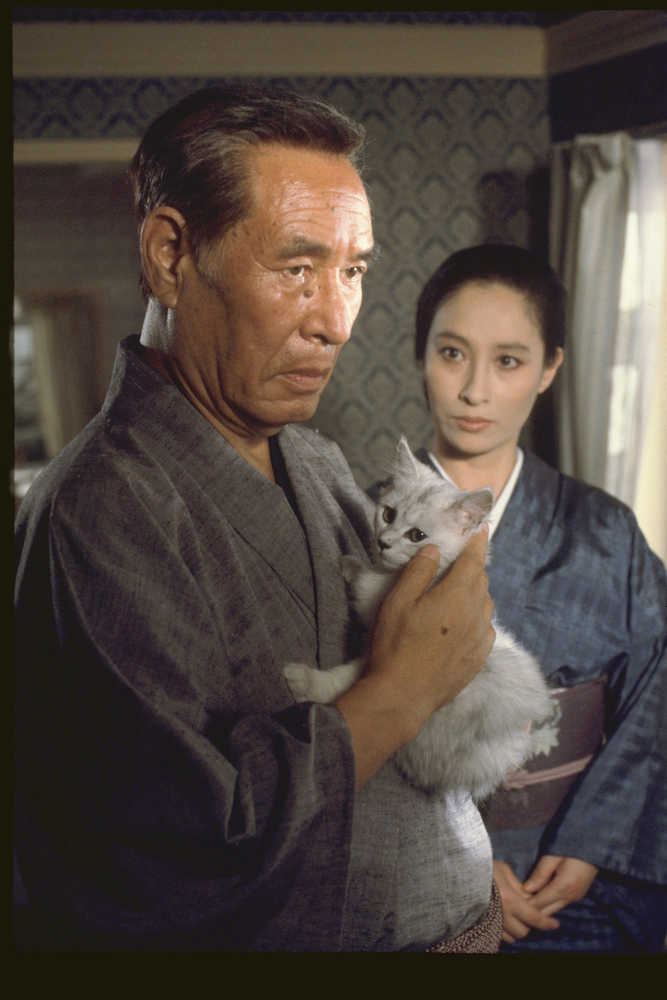 ７９年　映画「日本の黒幕」で佐分利信さん（左）と共演（Ｃ）東映