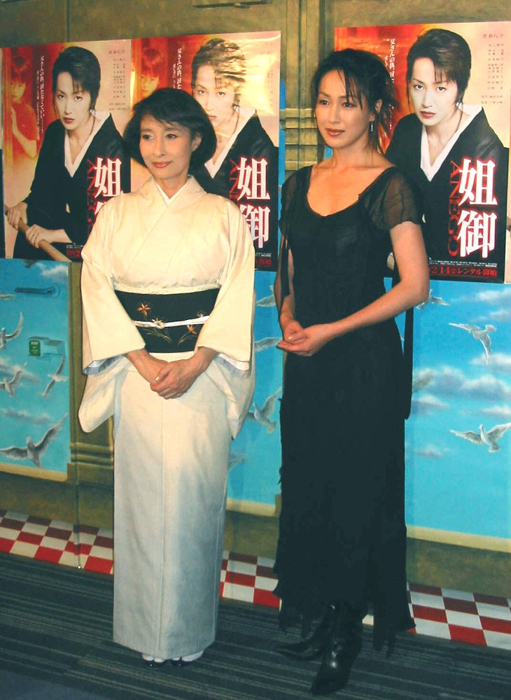０３年１月　映画「姉御　ＡＮＥＧＯ」初日公開に高島礼子（右）と出席