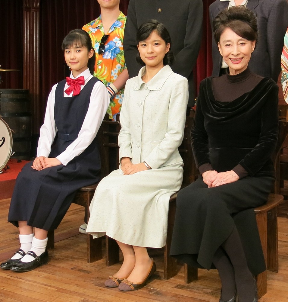 １６年１２月　ＮＨＫ連続テレビ小説「べっぴんさん」新キャスト発表会に出席し、壇上で（左から）井頭愛海、芳根京子らと笑顔を見せる