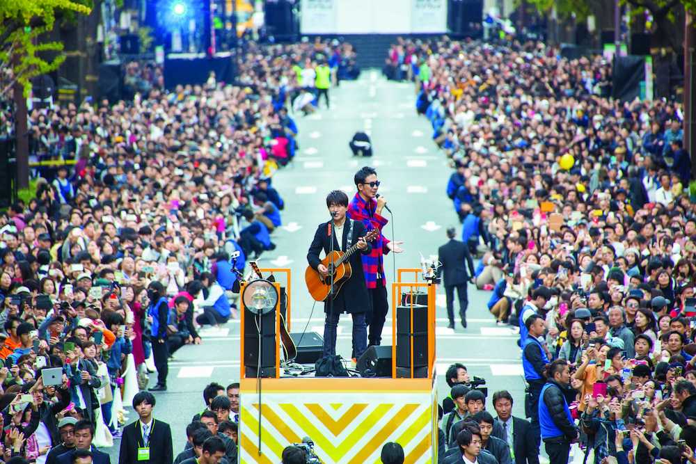 御堂筋ランウェイで観衆４０万人を前に熱唱するコブクロの（左から）小渕健太郎と黒田俊介