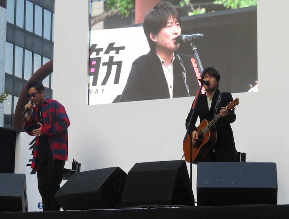御堂筋ランウェイに出演したコブクロの黒田俊介（左）と小渕健太郎