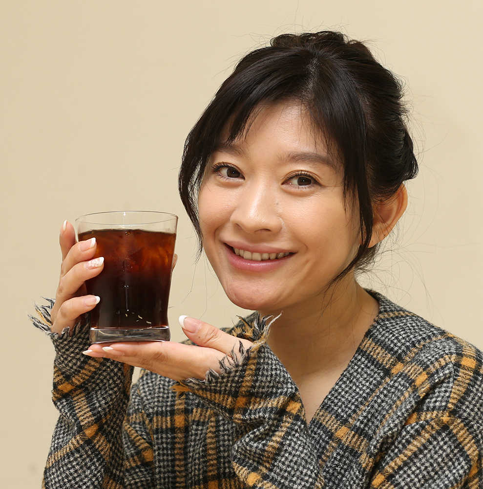 ４５歳の夏から飲むようになったというコーヒーを手にする篠原涼子。これからの季節はホットでひと息を…（撮影・西海健太郎）