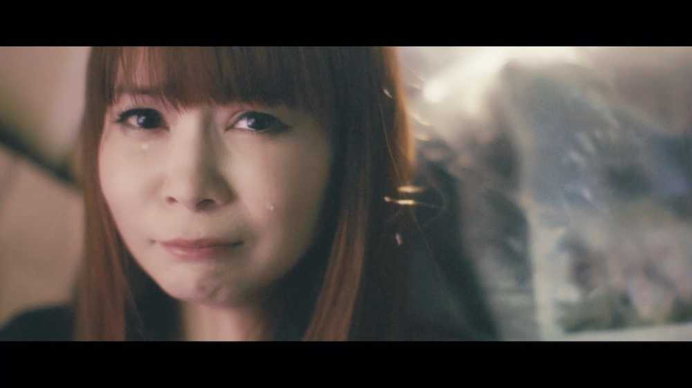 新曲「Ｈｅａｖｙ　Ｇｉｒｌ」のミュージックビデオで重たい女子を熱演する中川翔子