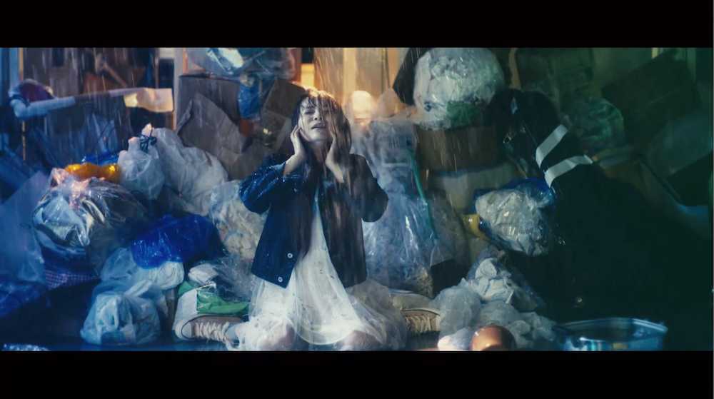 ゴミ捨て場に投げ捨てられるなど衝撃的シーンが印象的な中川翔子のミュージックビデオ
