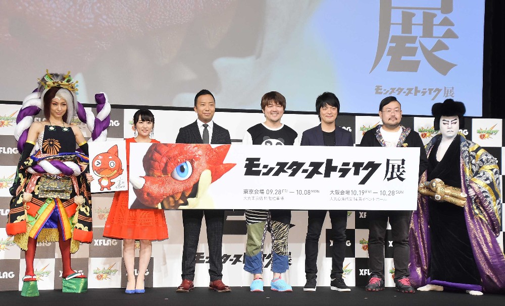 アプリゲーム「モンスターストライク」のアートイベントＰＲイベントに登壇した（左から）女優の永夏子、元「ＡＫＢ４８」でタレントの高橋みなみ、歌舞伎役者の市川猿之助ら