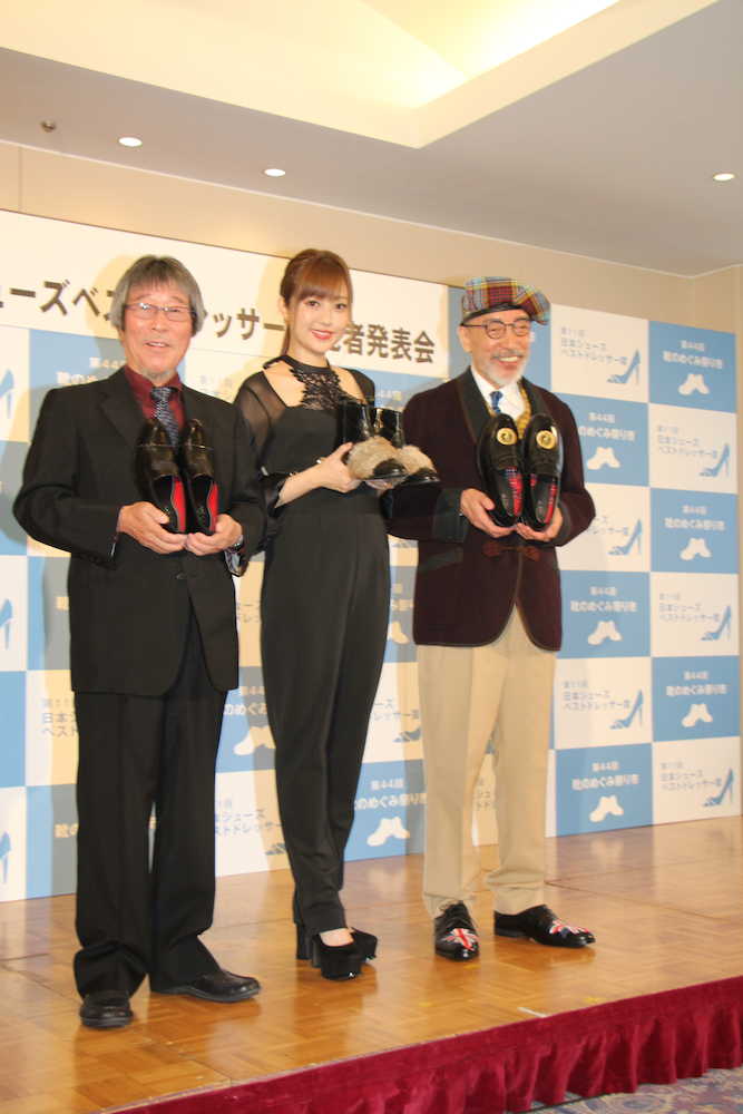 「第１１回日本シューズベストドレッサー賞」の授賞式に出席した（左から）岡千秋、菊地亜美、テリー伊藤