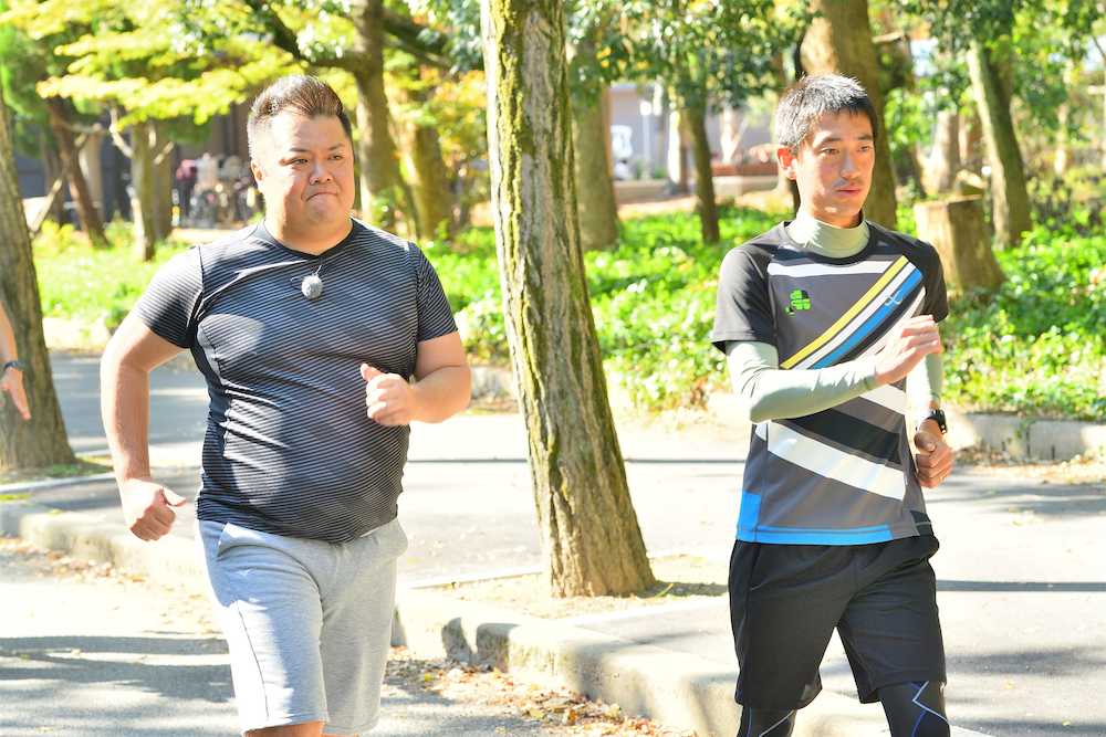 大阪城公園でマラソンを練習するブラックマヨネーズ・小杉竜一（左）と高尾憲司コーチ