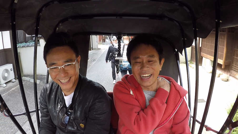奈良で人力車に乗る八嶋智人（左）と浜田雅功