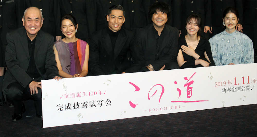 映画「この道」の完成披露試写会に出席した（左から）佐々部清監督、羽田美智子、ＡＫＩＲＡ、大森南朋、貫地谷しほり、松本若菜
