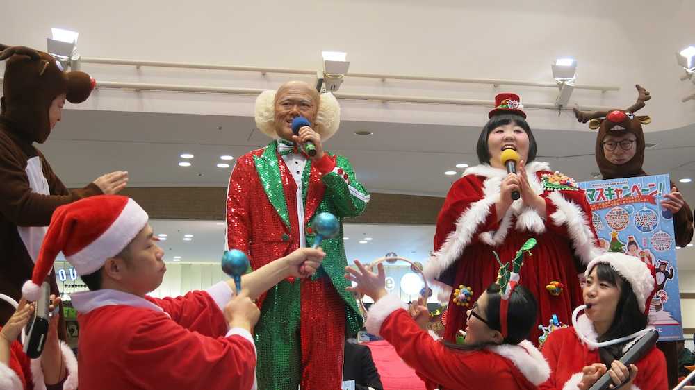 なんばグランド花月（ＮＧＫ）の「クリスマスキャンペーン」のイベント登場した辻本茂雄（中央）と酒井藍（中央左）