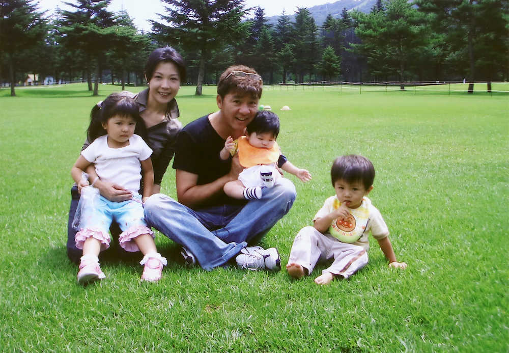 西城秀樹さん一家が０５年に軽井沢へ家族旅行した時の写真（左から）長女・莉子さん、美紀夫人、秀樹さん、次男・悠天さん、長男・慎之介さん
