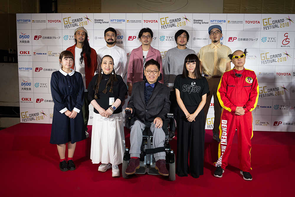 イベント開始前にアーティストと記念撮影した貝谷嘉洋代表（中央）