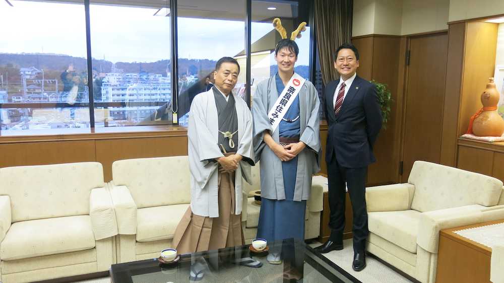 奈良県住みます芸人に就任する桂ちきん（中央）が師匠の桂きん枝（左）と生駒市・小紫雅史市長を表敬訪問