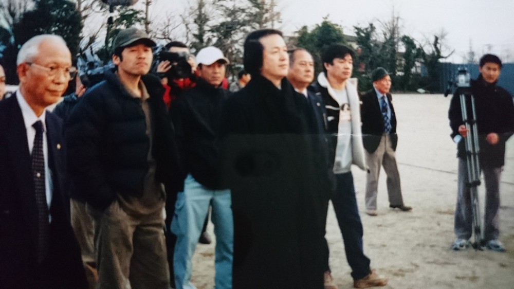 【画像・写真】１５年の時を越え…豊郷小学校校舎保存活動で対峙した大野元町長との握手