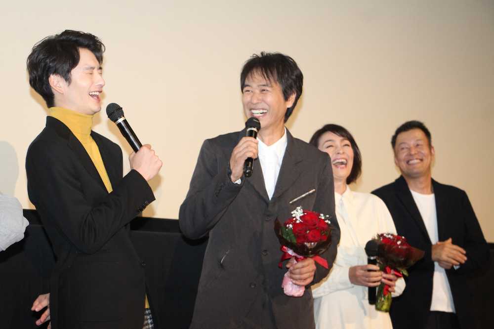 映画「家族のはなし」初日舞台あいさつで、岡田将生（左）からサプライズの花束贈呈に喜ぶ時任三郎と財前直見