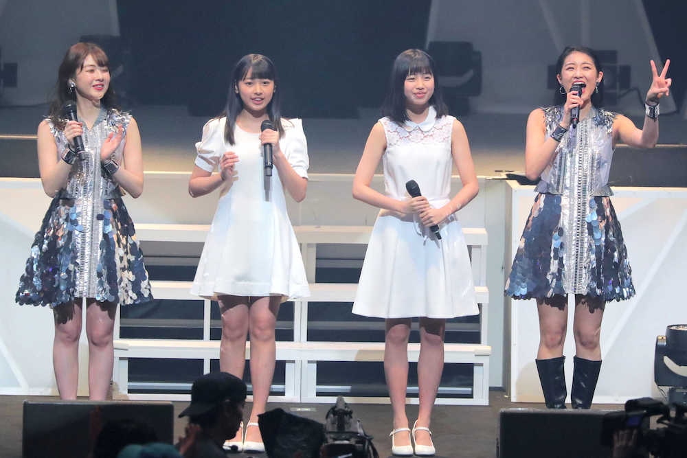新メンバー発表を行った「アンジュルム」。左から２人目が太田遥香、同３人目が伊勢鈴蘭　　