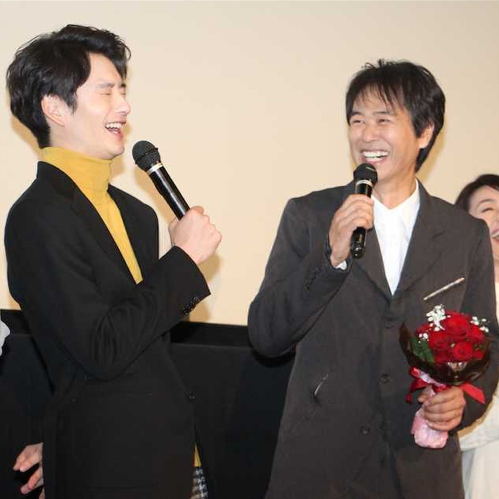 岡田将生（左）からサプライズで花束を贈られ喜ぶ時任三郎