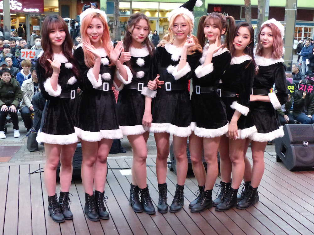 日本デビュー記念イベントに黒サンタ姿で登場した「Ｄｒｅａｍｃａｔｃｈｅｒ」。（左から）スア、ハンドン、シヨン、ジユ、ユヒョン、ガヒョン、ダミ