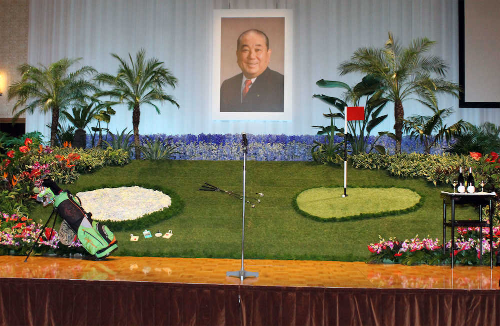 浅井企画社長・浅井良二氏のお別れの会で、ゴルフ場をイメージした浅井氏の祭壇