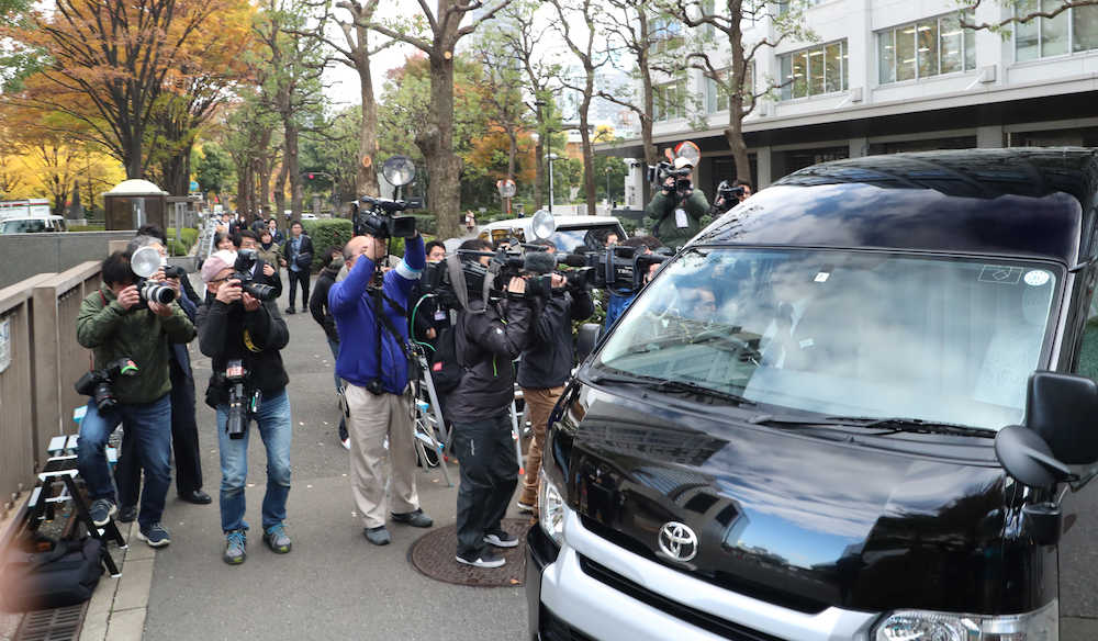 ＜吉澤ひとみ初公判＞多くの報道陣の前を通り、東京地裁へと入る吉澤ひとみ被告を乗せたと見られる車（撮影・木村　揚輔）