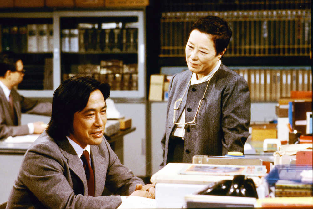 【画像・写真】「３年Ｂ組金八先生」の第２シリーズでの赤木春恵さん（右）と共演した武田鉄矢（Ｃ）ＴＢＳ