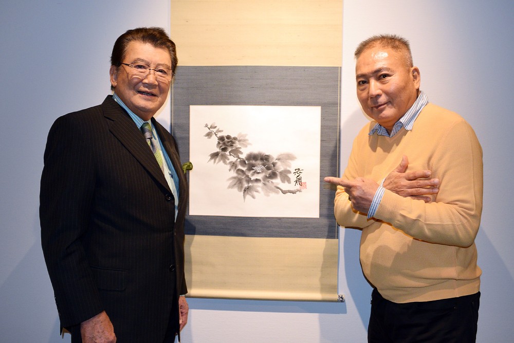 作品の前で笑顔の里見浩太朗（左）と加納典明氏