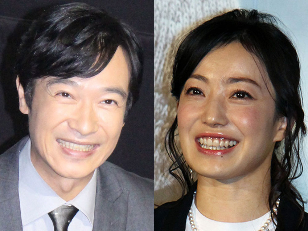 俳優の堺雅人（左）と女優の菅野美穂夫妻