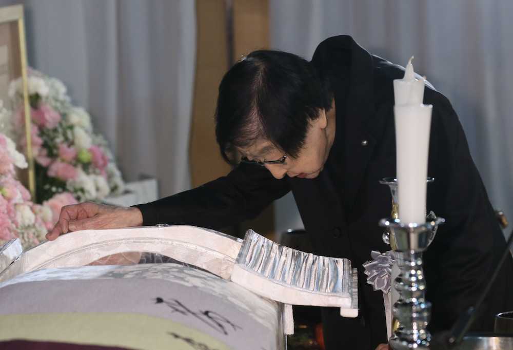棺の赤木さんを見つめる葬儀委員長の石井ふく子氏
