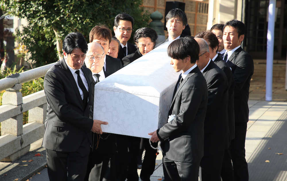 棺を収める（左から）川崎麻世、角野卓造、太川陽介