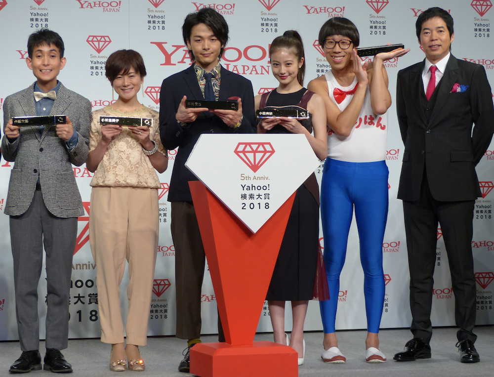 トロフィーを手に笑顔の（左から）矢部太郎、小林由美子、中村倫也、今田美桜、ひょっこりはん。右は司会を務めた今田耕司