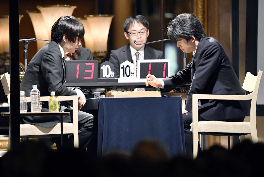 将棋イベントで佐藤天彦名人（左）と公開対局する藤井聡太七段