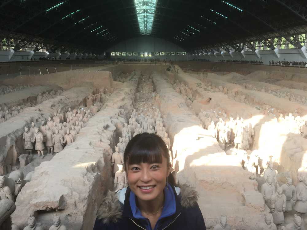 「世界ふしぎ発見！」のミステリーハンターとして、秦の始皇帝について取材した小島瑠璃子は兵馬俑をバックに笑顔