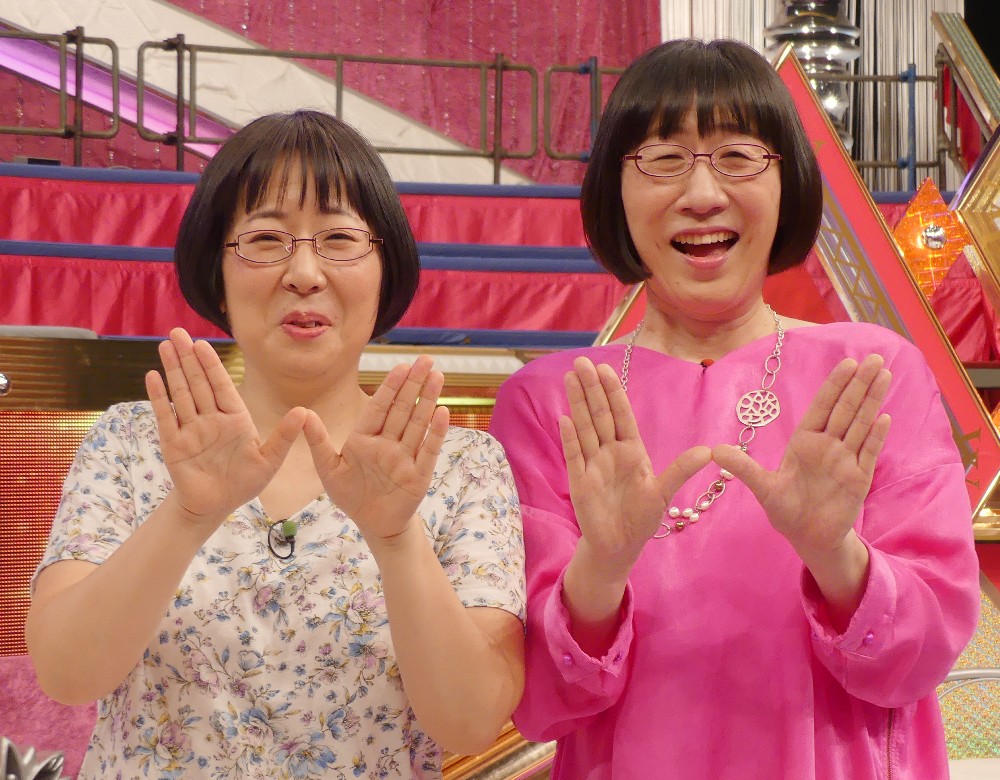 コンテスト「ＴＨＥ　Ｗ」の２代目女王に輝いた阿佐ヶ谷姉妹の木村美穂（左）と渡辺江里子