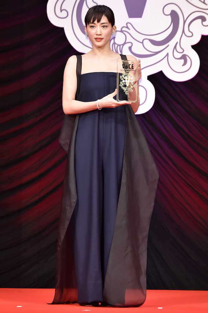 【画像・写真】綾瀬はるか　２０１８年“最も美しい顔”に選ばれ「いい年越しになりそうです」