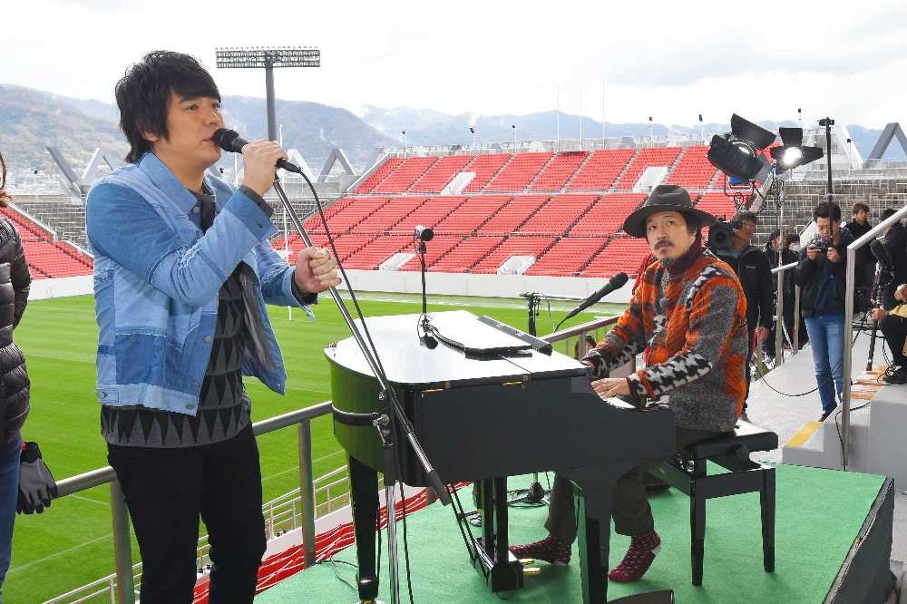 【画像・写真】スキマスイッチ　新装花園で「ハナツ」熱唱　今年の漢字は「激」＆「多」