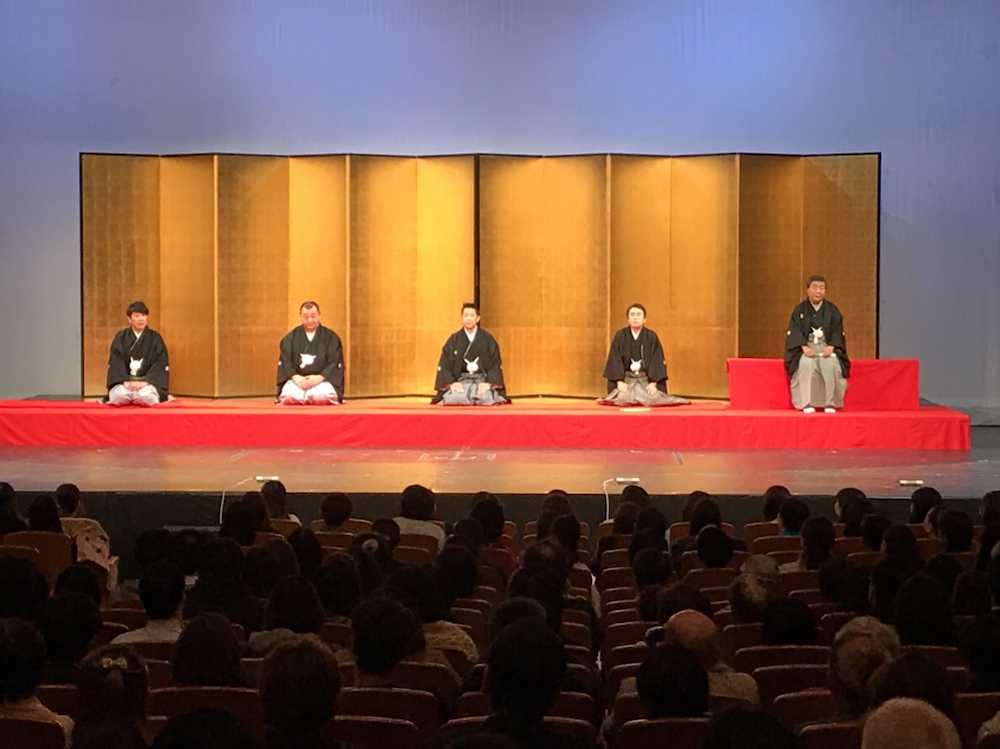 大阪松竹座での「松竹お笑い披露公演」で口上を述べる（左から）ＴＫＯ・木本武宏、木下隆行、森脇健児、酒井とおる、酒井くにお