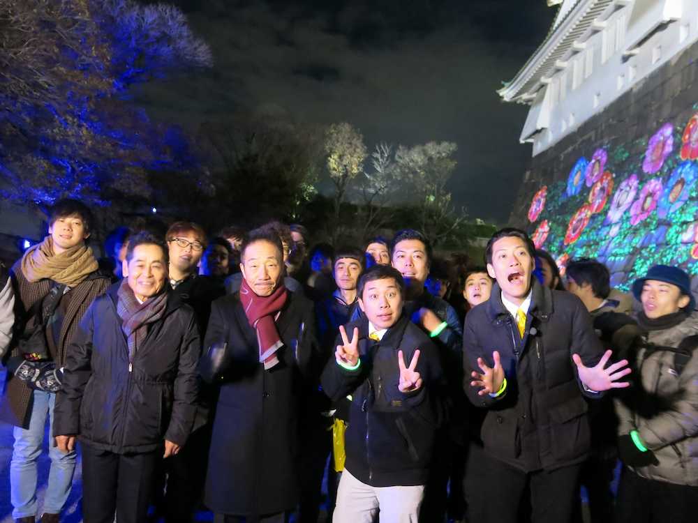 体験型ナイトウォーク「ＳＡＫＵＹＡ　ＬＵＭＩＮＡ（サクヤルミナ）」の内覧会に出席し、大阪城天守閣下でポーズをとる（前列左から）中田ボタン、中田カウス、霜降り明星・せいや、粗品