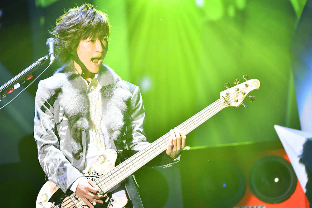 【画像・写真】Ｌ’Ａｒｃ−ｅｎ−Ｃｉｅｌの１年８カ月ぶりのライブで熱演するｔｅｔｓｕｙａ